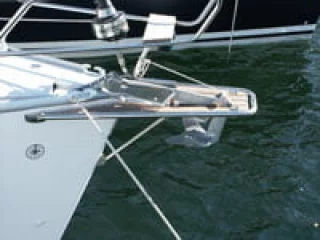 Båtsystem GPAT100 purjeveneen keulataso ankkurirullalla